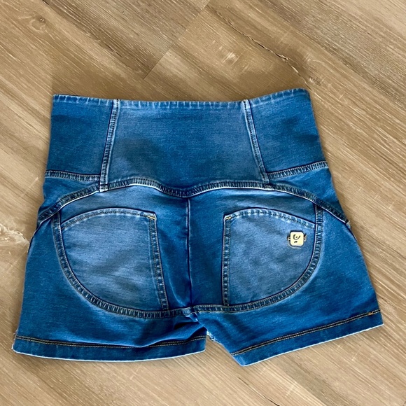 Freddy WR.UP Denim - High Waisted - 3 Button Shorts - Picture 2 of 4